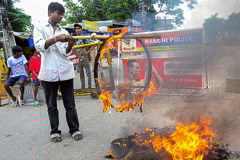 Bharat Bandh: Protestors burn tyres in Ranchi